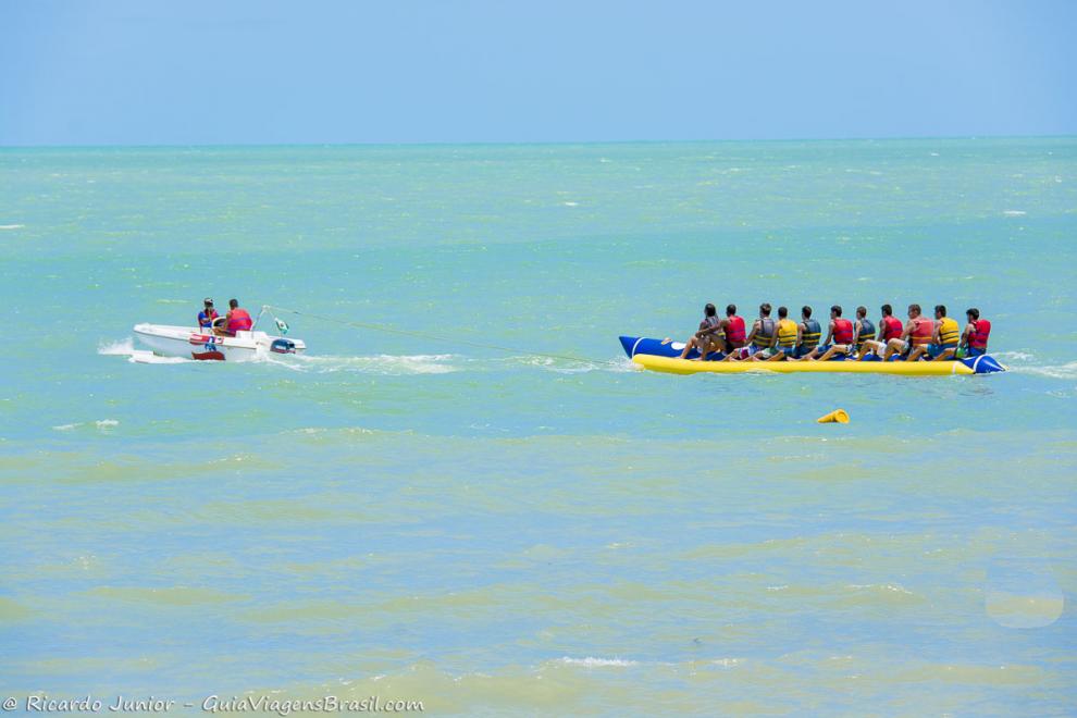 Imagem de um banana boat no mar da Praia de Taperapuan.